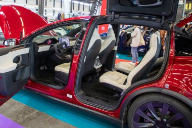 Bordeaux, Fransa - 06 05 2024: Tesla Model x ev elektrikli araba galerisinin kapısı açık