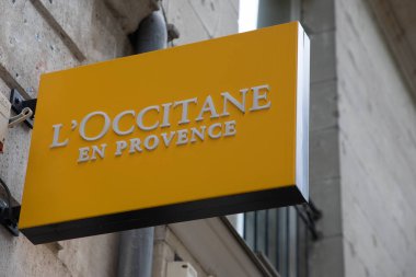 Bordeaux, Fransa - 06 06 06 2024: l 'occitane en provence logo tabela cephesi ve Fransız kozmetik mağaza zinciri Grup giriş metni