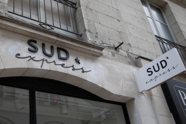 Nantes, Fransa - 05 28 2024: Sud Express mağaza işareti ve logo markası Fransız moda mağazasının ön cephesinde.