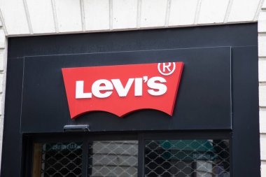 nantes, Fransa - 05 28 2024: Levi 's US giyim mağazası marka metin ve dükkan logosu giriş kapısındaki American Levis tabelası