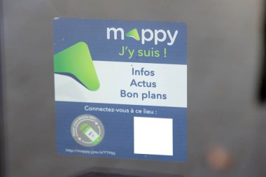 Bordeaux, Fransa - 06 12 2024: Harita haritası GPS navigasyon Smartphone uygulama arama uygulaması marka metin ve giriş mağazası cephesinde logo haritaları imzalama