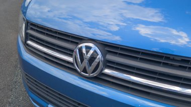 Bordeaux, Fransa - 06 05 2024: vw taşıyıcı tip 6 logo işareti ve marka mavi Volkswagen van multivan