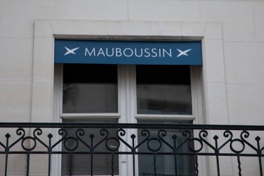 Nantes, Fransa - 05: 28 28 2024: Mauboussin mağaza işareti metin ve logo zinciri ön cephe moda mağazası mücevher markası