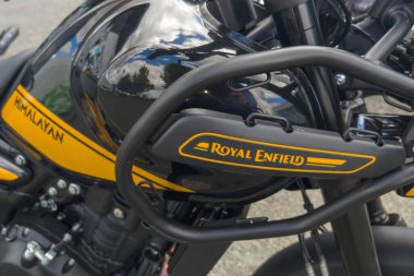 Bordeaux, Fransa - 06 05 2024: Royal Enfield 450 himalaya motorsiklet Hint yapımı