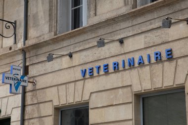 Bordeaux, Fransa - 06: 15 2024: Veterinerlik Fransızca metin ve hayvan doktorları için amblem tabelaları