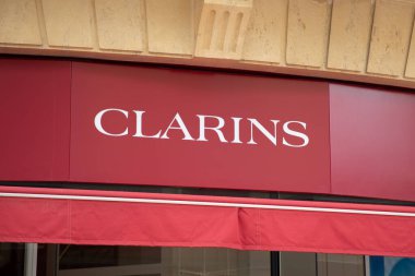 Bordeaux, Fransa - 06: 15 2024: Clarins Güzellik Dükkanı logosu ve ön taraftaki pencere girişinde yazı zinciri
