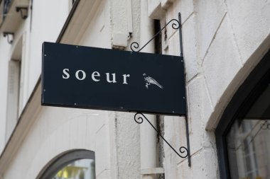 Nantes, Fransa - 05 28 2024: Soeur Fronade işareti logosu ve metin işareti kız kardeşi moda ticari giyim zincirinin moda tekstil mağazasının girişinde