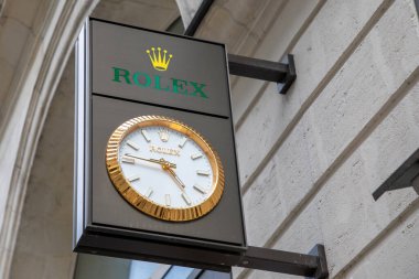 nantes, Fransa - 05 28 28 2024: Rolex SA logosu işareti ve duvar önü zinciri üzerindeki metin markası Cenevre İsviçre 'li İsviçreli lüks üreticiyi izleyin