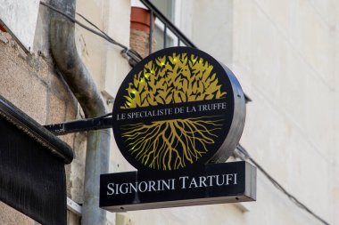 Bordeaux, Fransa - 06 11 2024: signorini tartufi logosu metin ve yer mantarı mağazası duvar cephesi markası imzası