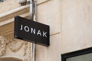 Bordeaux, Fransa - 06: 15 2024: jonak Paris logosu ve ön cephe mağazası kadın lüks ayakkabı perakendecisi ayakkabı mağaza zinciri önünde metin dükkânı