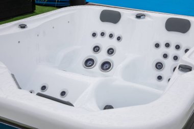 Beyaz banyodaki spa ekipmanları lüks jakuziye yakın.