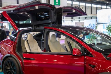Bordeaux, Fransa - 06 05 2024: Tesla Model açık kapı elektrikli araç her elektrik santralinde şarj ediliyor