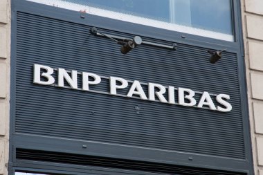 Bordeaux, Fransa - 06 11 2024: Bnp paribas bankasının logosu ön cephe ve Fransız çokuluslu ofis zincirinin metin markası