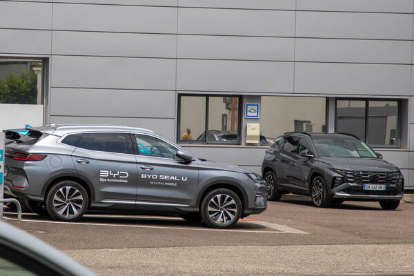 Бордо, Франция - 06 20 2024: BYD Seal u Electric Car front view dealership SUV Chinese manufacturer