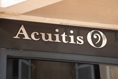 Bordeaux, Fransa - 06: 15 2024: Acuitis logo markası hakkında yazı ön cephe mağazası gözlükçüsü ve işitme merkezi dükkânı