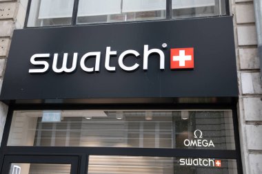 nantes, Fransa - 05 28 2024: Swatch omega logosu ve işaret levhası ön cephe duvarı İsviçre marka mağaza zincirleri