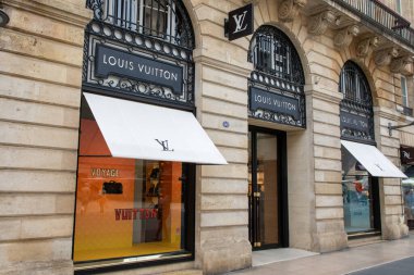 Bordeaux, Fransa - 06: 23: 2024: Louis Vuitton logo markası ve lüks butik el çantaları ve bavulların ön cephe metin dükkanı