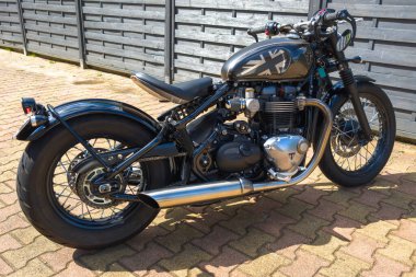 Bordeaux, Fransa - 06 23 2024: Triumph Bonneville Bobber tfc motosiklet 1200 neoretro özel modifiyeli özel motosiklet