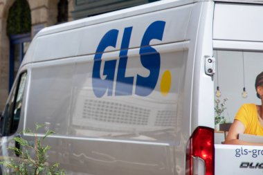 Bordeaux, Fransa - 06 23 2024: GLS Genel Lojistik Sistemleri logosu ve Avrupa 'daki otomobil paneli van parsel hizmetleri sağlayıcıları üzerinde metin zinciri