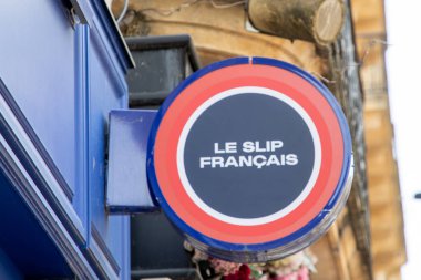 Bordeaux, Fransa - 06: 23 2024: Le Slip Francais marka ve metin logosu ön cephe iç çamaşırı zinciri erkekler butik Fransız evrak çantası mağazası