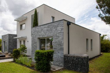 modern beyaz taş cephe evi girişi View Caddesi banliyö evi