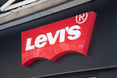 Bordeaux, Fransa - 06: 23: 2024: Levis mağaza vitrini marka metin ve mağaza logosu Levi 's giriş kapısı zinciri butiği
