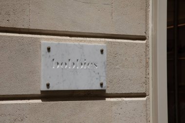 Bordeaux, Fransa - 06: 15 2024: Bobbies Paris mağazası logo zinciri ve giyim mağazasının önündeki butik moda ayakkabıları