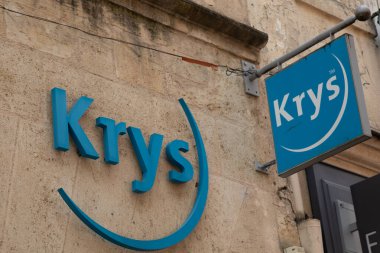 Bordeaux, Fransa - 06 21 2024: Krys optik giriş merkezi marka metin ve imza ön cephe mağazası sıhhiye mağazası giriş gözlüğü