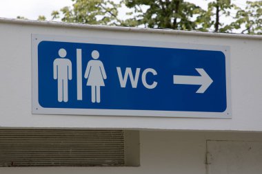 Tuvalet sembolü. Kadın. Panelin dışındaki tuvaletlere ok işareti.