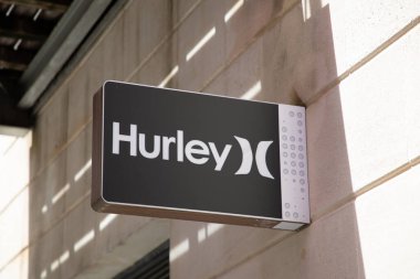 Bordeaux, Fransa - 06: 23: 2024: Hurley logosu ve metin tabelası ön cephe duvarına giriş moda kıyafetleri yaşam tarzı pateni ve eğlence panosu mağazasında