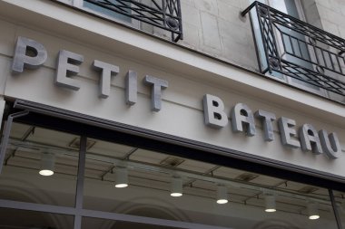 Nantes, Fransa - 05 28 2024: Petit Bateau logosu markası ve Küçük Tekne Dükkanı 'nın moda mağazasının butik çocuk giyim mağazasının metin cephesi girişi