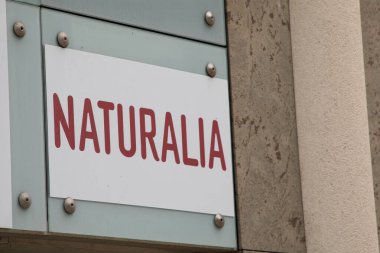 Bordeaux, Fransa - 06 26 2024: Doğal logo markası ve metin işareti ön cephe dükkanında Bio adil ticaret ürünlerinin biyolojik dükkan dağıtımında