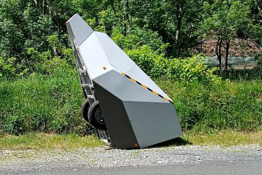 Bordeaux, Fransa - 07 01 2024: Fransa 'da yol kenarında hasar gören araba elektronik hız limiti kamerası