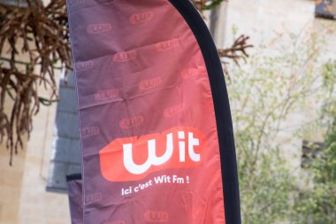 Bordeaux, Fransa - 07 01 2024: Wit fm logo işareti ve Paris 'teki Fransız radyo stüdyosunun bayrak etkinlikleri üzerine marka metni