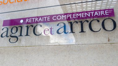 Bordeaux, Fransa - 07 06 2024: agirc et ARco logo markası ve Fransız tamamlayıcı emeklilik sektörü çalışanları ofis cephesi