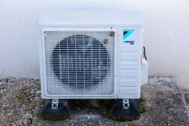 Bordeaux, Fransa - 07 01 2024: Japon çok uluslu klima şirketinin çevirici r32 üzerinde Daikin logosu ve metin imzası