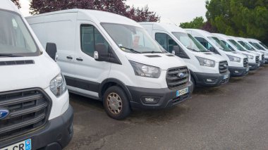 Bordeaux, Fransa - 07 01 2024: Ford Transit kamyonet yılı araba galerisinin önünde park edildi