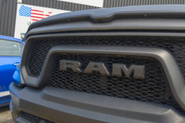 Bordeaux, Fransa - 06 23 2024: Dodge Ram marka Amerikan pikap arabası ve metin işareti kamyonu