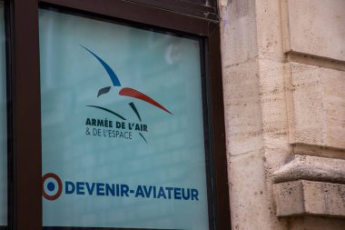 Bordeaux, Fransa - 06: 15 2024: devenir aviateur Fransız Ordusu askere alma işareti logosu panel ofisi ve bilgi merkezi armee de l 'air
