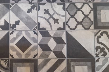 Siyah beyaz kiremitler azulejos demeti döşemede