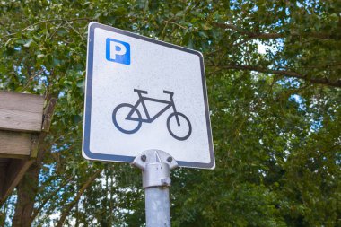 Bisiklet yolu levhası sokak üzerindeki bisiklet park yeri trafik ışığı park yeri mobilyaları için beyaz panelli bisikletler için