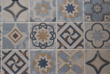 Ağ panoramasında eski taş duvarın arkaplansız dokusu Azulejo yamalı döşeme yüzey başlığı başlığı