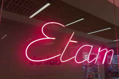 Bordeaux, Fransa - 07 17 17 2024: Etam ön cephesi marka ve logo metni moda kadın butik mağazası girişinin önünde