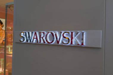 Bordeaux, Fransa - 07 17 17 2024: Swarovski logosu ve duvar önü tabelaları mağaza zinciri giriş mücevher mağazası