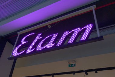 Bordeaux, Fransa - 07 17 2024: Etam butik logo metin zinciri ve moda mağazası giyim mağazası perakendecisi kadın mağazası tabelaları mağazası vitrini
