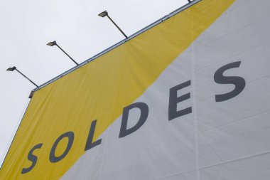 Soldes Fransızca metin kırmızı moda mağazasında satış işareti anlamına gelir