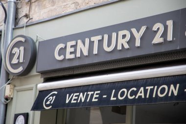 Bordeaux, Fransa - 07 22 22 2024: Century 21 imzalı logo ofisi emlak mağazası broker marka metin ajans ön cephe zinciri şirket mağazası