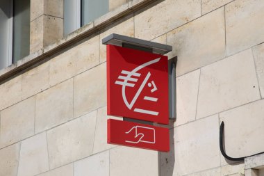 Bordeaux, Fransa - 07 22 22 2024: caisse d 'epargne kırmızı işaret levhası bankanın Fransız logosu perakende zincir girişi