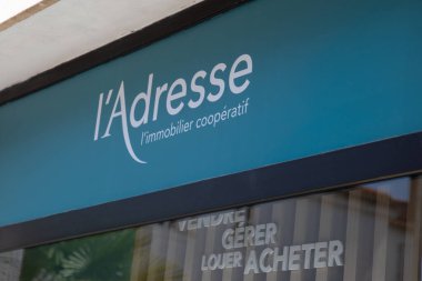 Bordeaux, Fransa - 07 22 22 2024: l 'adresresse logo markası ve emlak fransız acentasındaki imza bürosu ofis binası