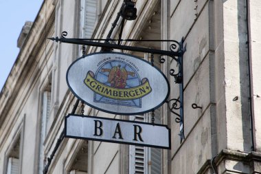 Konyak, Fransa - 07: 23: 2024: Grimbergen barı Belçika manastırı biraları duvar önü bira markalı pub 'da metin ve logo imzaladı